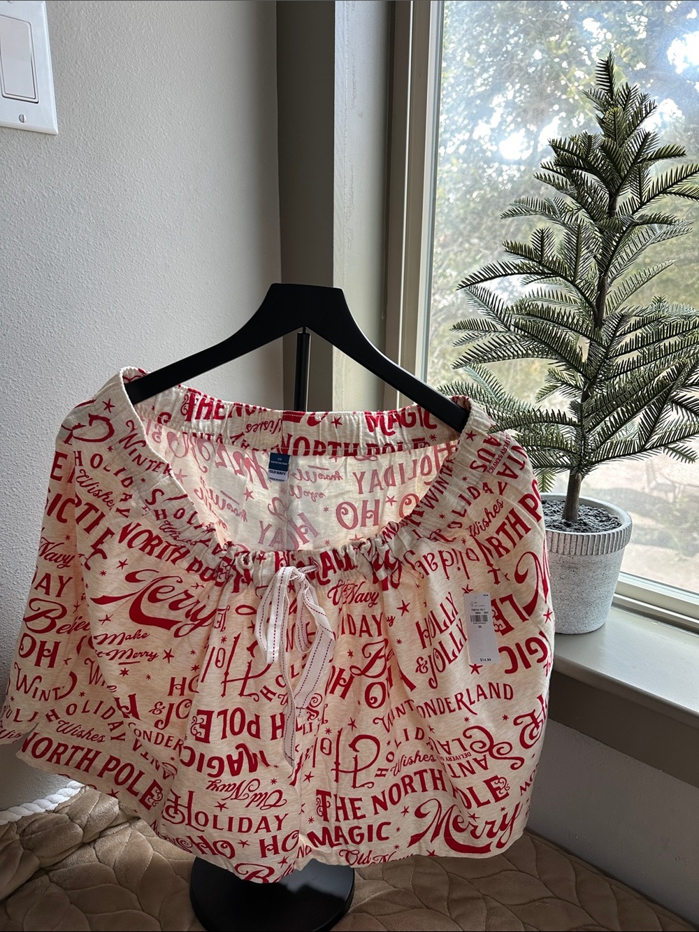 Old Navy Red and Cream Holiday Print Mini Skirt